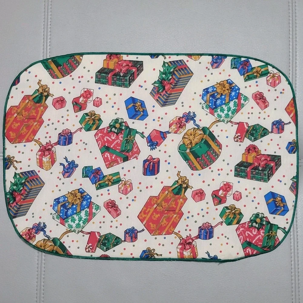Vtg Christmas Holiday Placemat & Napkin Set of 4 Colorful Cloth Gift Box Pattern